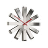 Horloge murale moderne Ribbon de Umbra en acier
