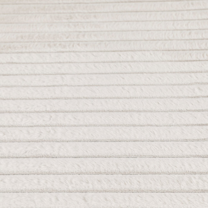 Carpette Channel en fausse fourrure ivoire avec revers en mousse à mémoire de forme - 7 pi x 10 pi