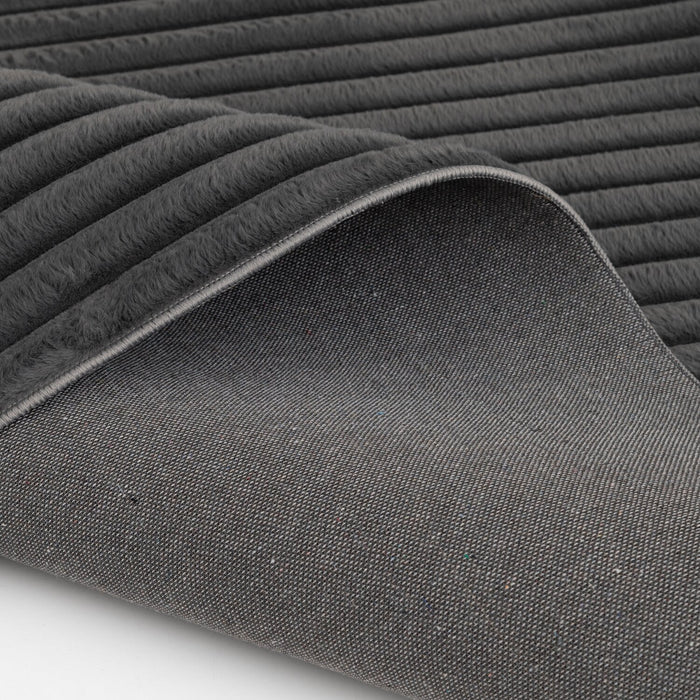 Carpette Channel en fausse fourrure gris foncé avec revers en mousse à mémoire de forme - 7 pi x 10 pi