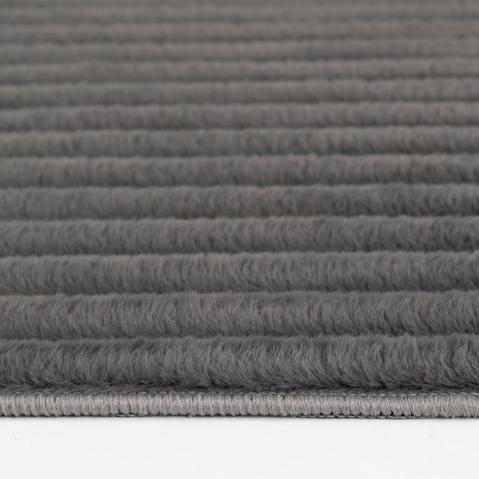 Carpette Channel en fausse fourrure gris foncé avec revers en mousse à mémoire de forme - 5 pi x 7 pi