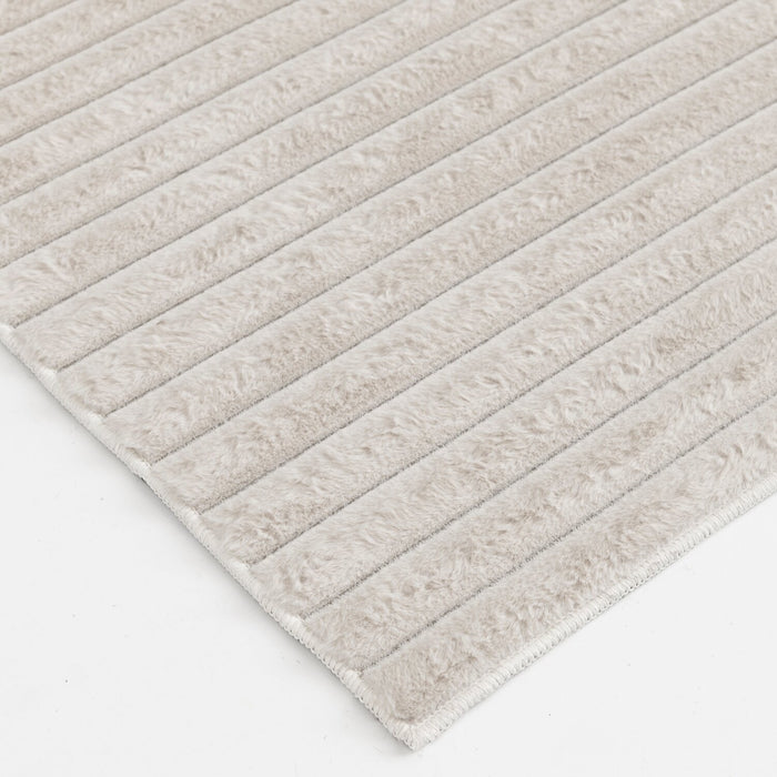 Carpette Channel en fausse fourrure ivoire avec revers en mousse à mémoire de forme - 7 pi x 10 pi