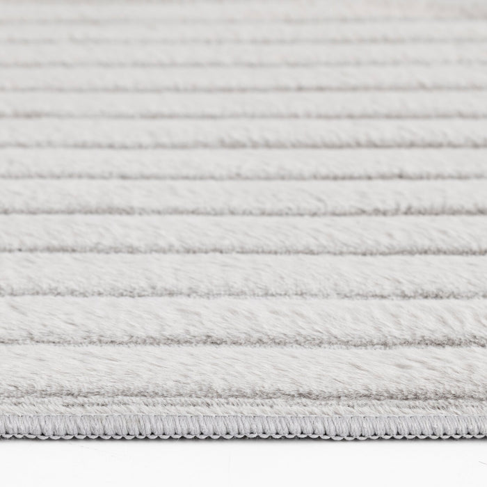 Carpette Channel en fausse fourrure gris clair avec revers en mousse à mémoire de forme - 5 pi x 7 pi