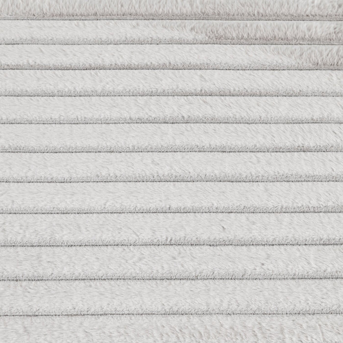 Carpette Channel en fausse fourrure gris clair avec revers en mousse à mémoire de forme - 7 pi x 10 pi