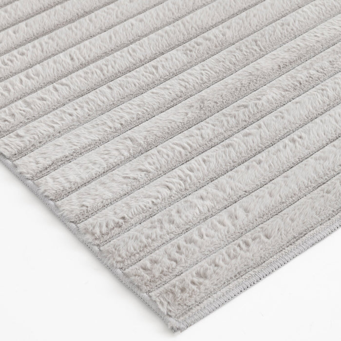 Carpette Channel en fausse fourrure gris clair avec revers en mousse à mémoire de forme - 5 pi x 7 pi