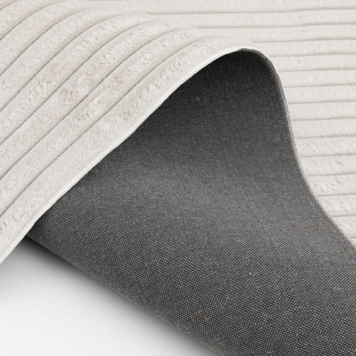 Carpette Channel en fausse fourrure ivoire avec revers en mousse à mémoire de forme - 7 pi x 10 pi