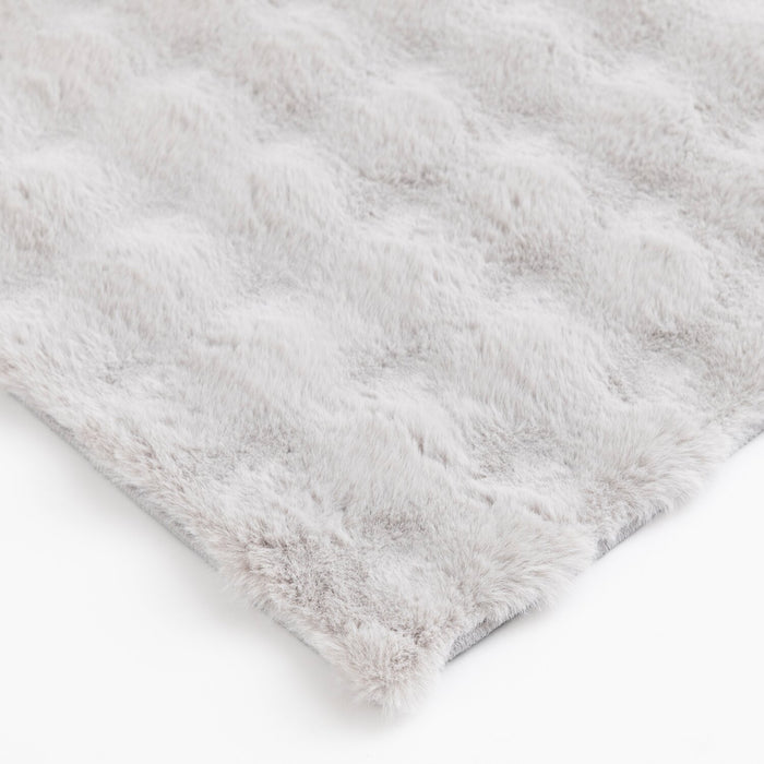 Carpette Bubble en fausse fourrure gris clair avec revers en mousse à mémoire de forme - 7 pi x 10 pi