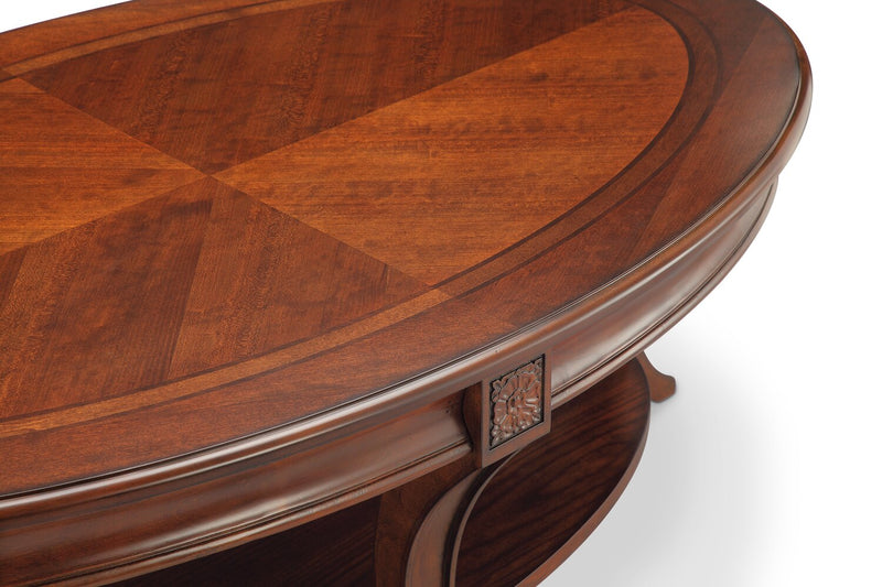 Table à café ovale traditionnelle Kerwin de 50 po avec tablette et roulettes - cerisier