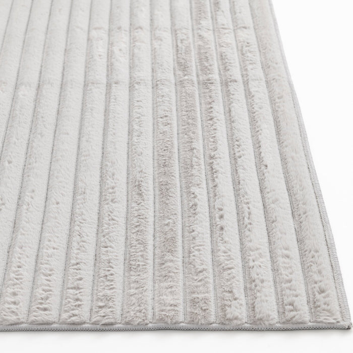 Carpette Channel en fausse fourrure gris clair avec revers en mousse à mémoire de forme - 7 pi x 10 pi