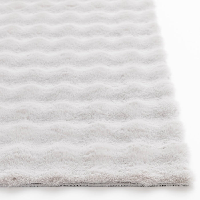 Carpette Bubble en fausse fourrure gris clair avec revers en mousse à mémoire de forme - 5 pi x 7 pi