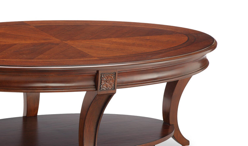 Table à café ovale traditionnelle Kerwin de 50 po avec tablette et roulettes - cerisier