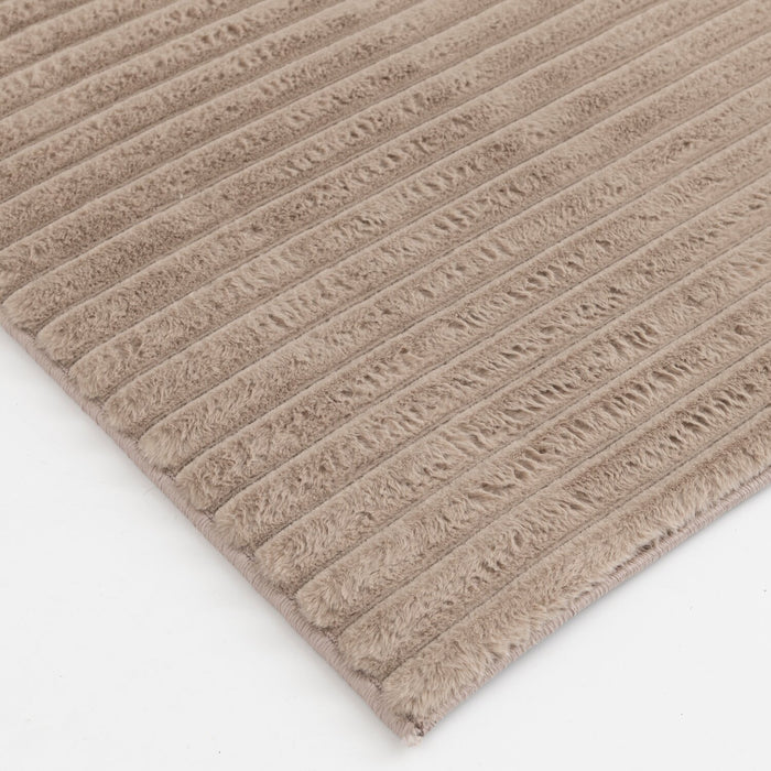 Carpette Channel en fausse fourrure taupe avec revers en mousse à mémoire de forme - 5 pi x 7 pi
