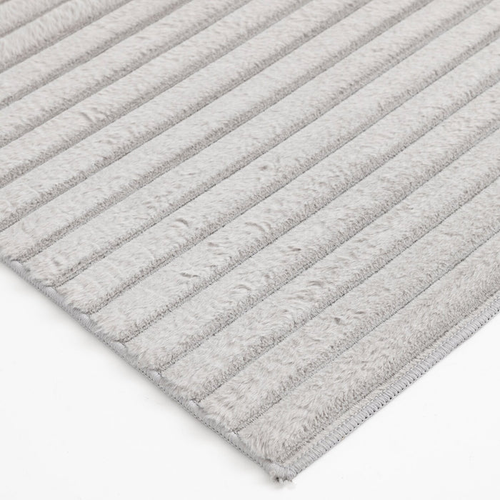 Carpette Channel en fausse fourrure gris clair avec revers en mousse à mémoire de forme - 7 pi x 10 pi