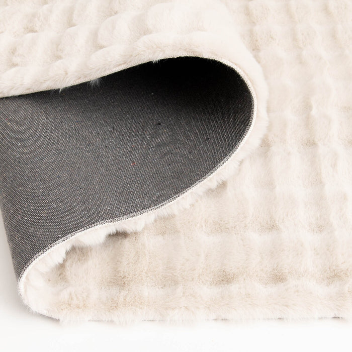 Carpette Bubble en fausse fourrure ivoire avec revers en mousse à mémoire de forme - 7 pi x 10 pi