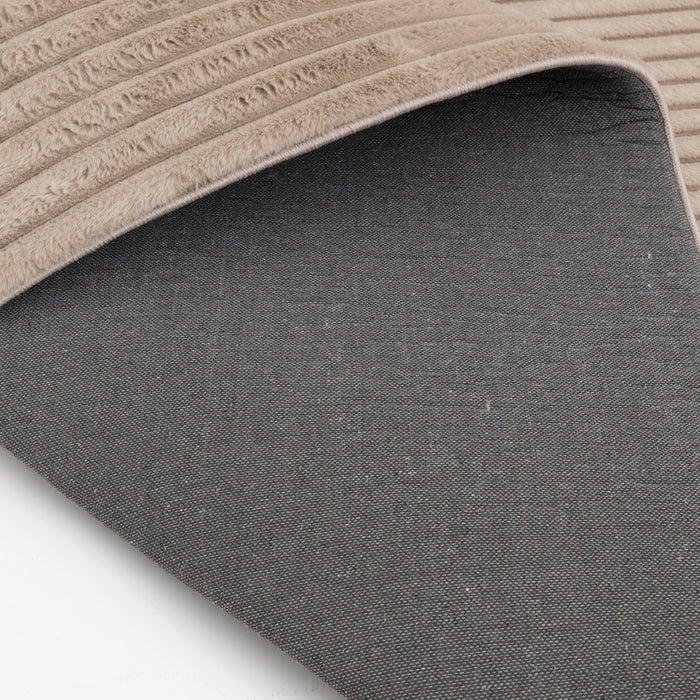 Carpette Channel en fausse fourrure taupe avec revers en mousse à mémoire de forme - 7 pi x 10 pi