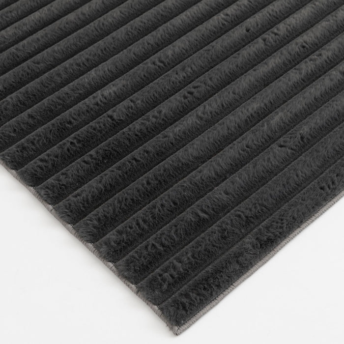 Carpette Channel en fausse fourrure gris foncé avec revers en mousse à mémoire de forme - 5 pi x 7 pi