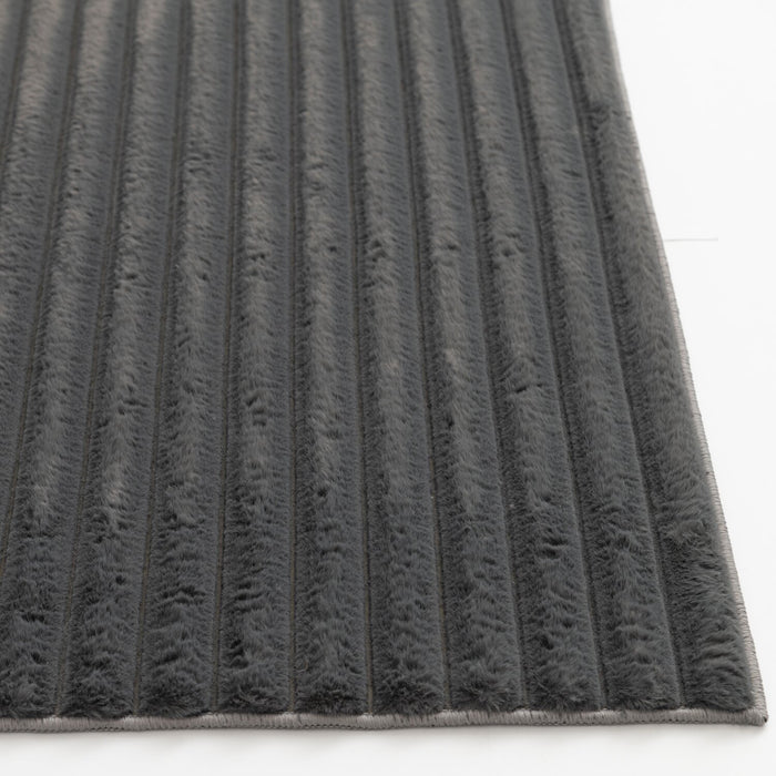 Carpette Channel en fausse fourrure gris foncé avec revers en mousse à mémoire de forme - 5 pi x 7 pi