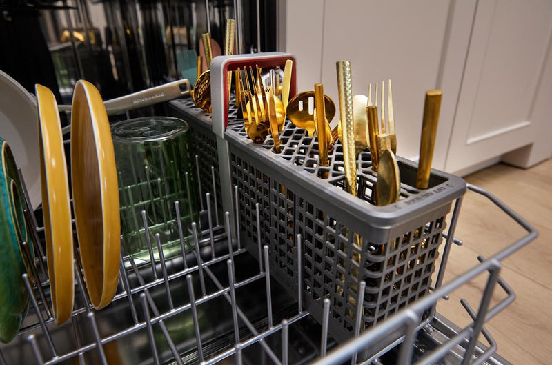 Lave-vaisselle KitchenAid de 24 po et de 44 dBA avec troisième panier 360° Max JetsMC - minerai noir - KDTS424SBE