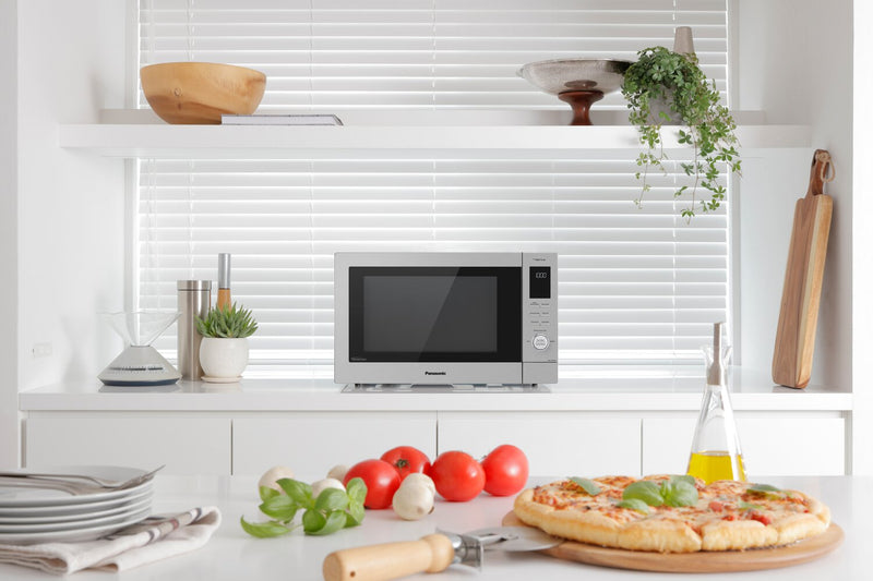 Four combiné 4 en 1 Panasonic de 1,2 pi3 avec friture à air - NNCD87KSC