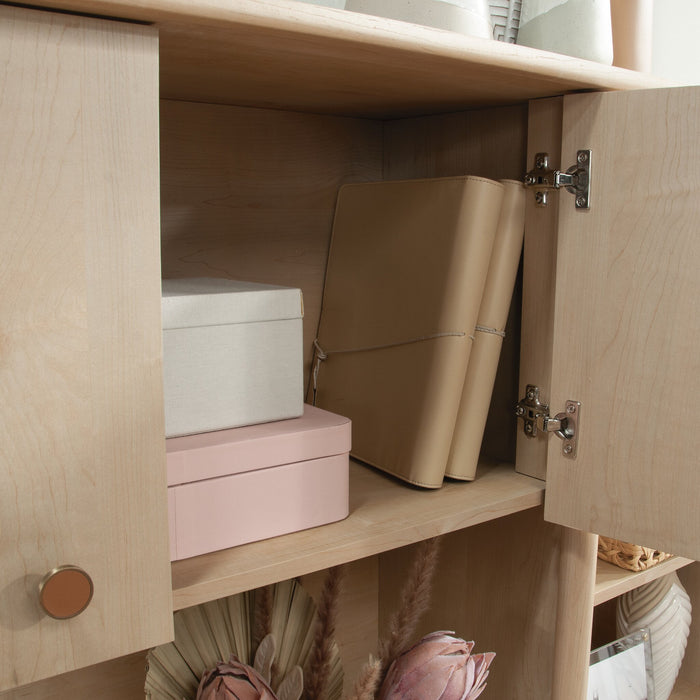 Crédence Whitaker Point de 66,73 po de qualité commerciale avec armoire et tablettes - érable naturel