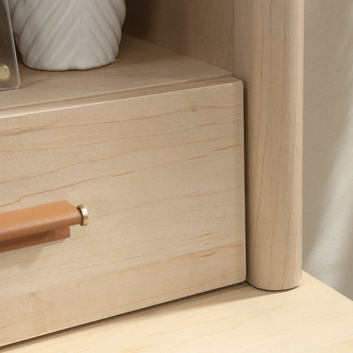 Crédence Whitaker Point de 66,73 po de qualité commerciale avec armoire et tablettes - érable naturel