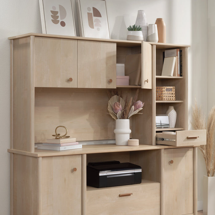 Crédence Whitaker Point de 66,73 po de qualité commerciale avec armoire et tablettes - érable naturel