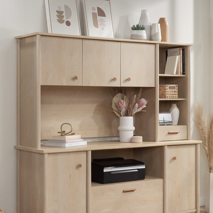 Crédence Whitaker Point de 66,73 po de qualité commerciale avec armoire et tablettes - érable naturel