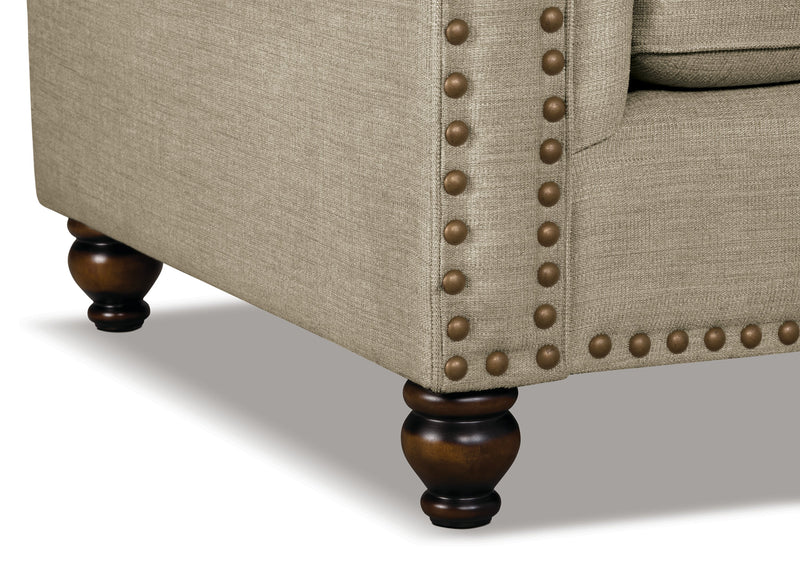 Causeuse Wynn de 70 po fabriquée au Canada en tissu de chenille avec bordure de clous décoratifs et pattes en oignon en bois - taupe