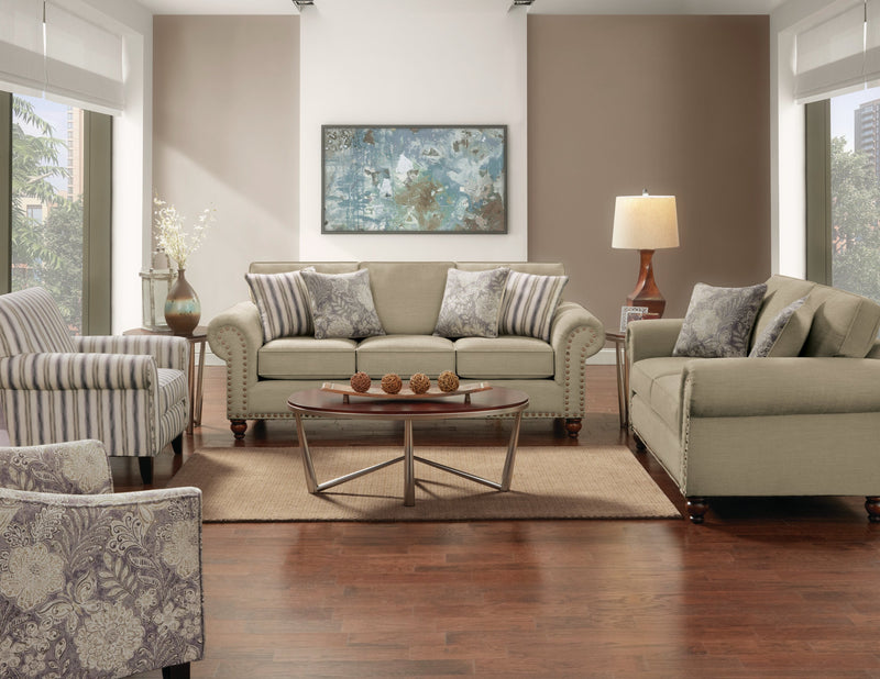 Causeuse Wynn de 70 po fabriquée au Canada en tissu de chenille avec bordure de clous décoratifs et pattes en oignon en bois - taupe