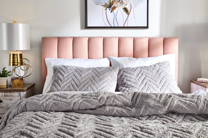 Lit plateforme rembourré Rain de Kort & Co. en tissu rose capitonné - format très grand lit