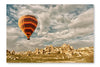 Hot Air Balloon Flying Over Spectacular Cappadocia, Turkey 28 po x 42 po : Cadre d'art mural et panneau de tissu