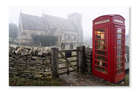 Telephone Box Near Snowshill Church 28 po x 42 po : Cadre d'art mural et panneau de tissu