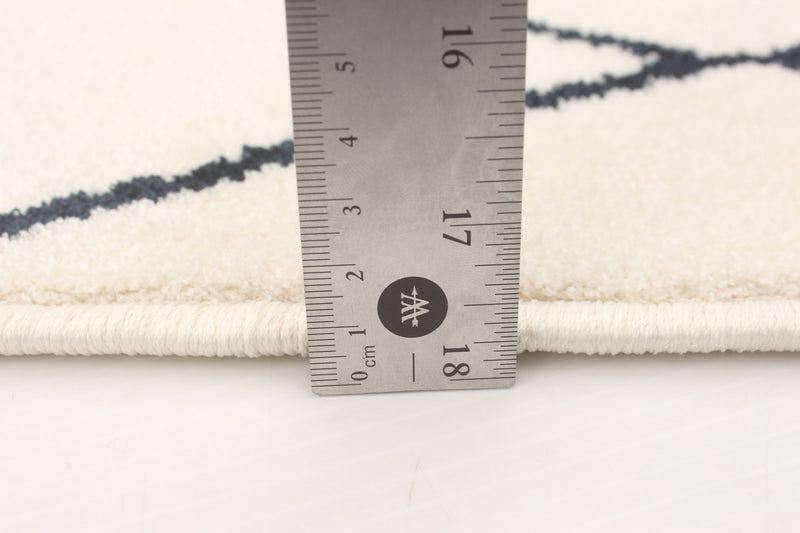 Carpette August blanchebleu marine 5 pi 3 po x 7 pi 3 po