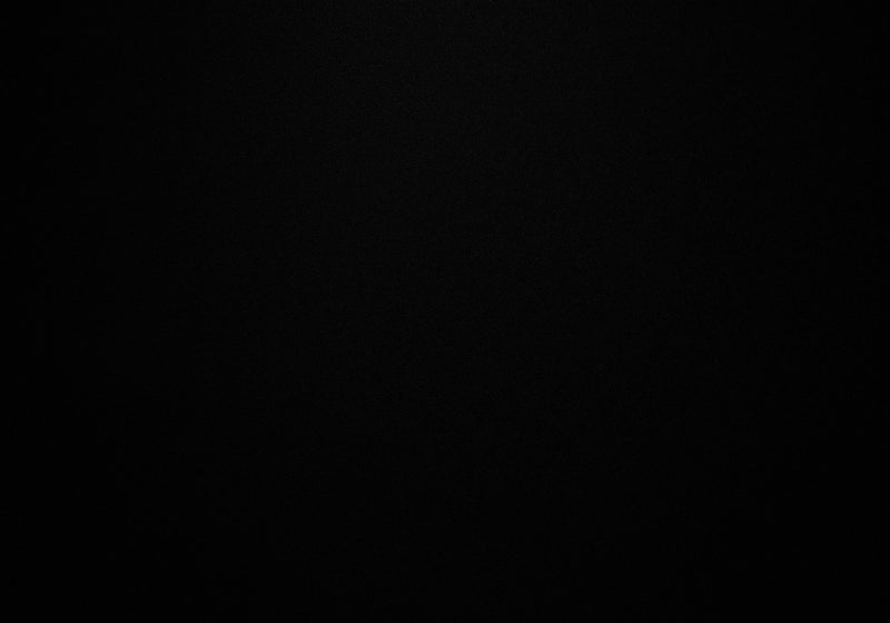 Table d’appoint en métal argenté et dessus noir