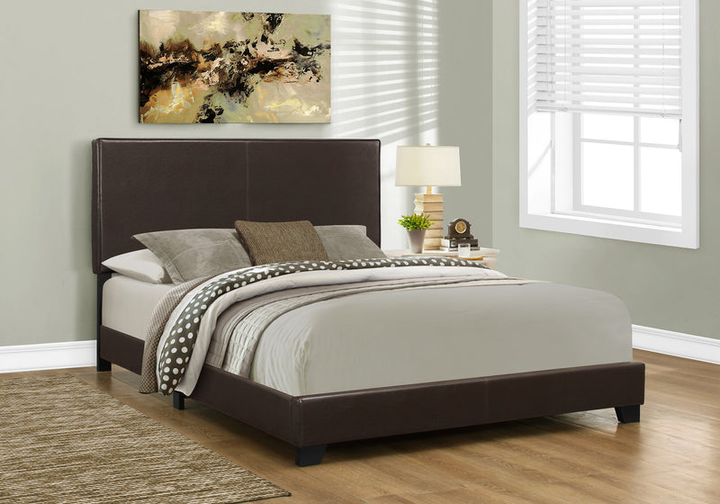 Grand lit d’apparence cuir brun foncé
