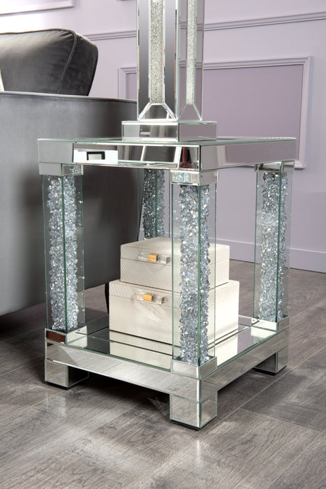 Table de bout somptueuse Berni de 18 po avec dessus en miroir et en verre et tablette - métal argenté avec pattes à apparence de diamant