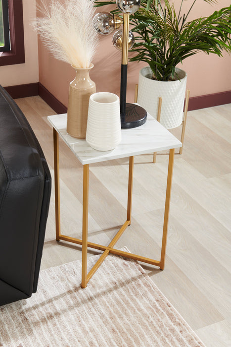 Table de fauteuil Mia de 15,75 po en imitation de marbre - blanche et dorée