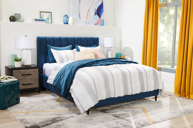 Lit plateforme rembourré Rain de Kort & Co. en tissu bleu capitonné - format lit double