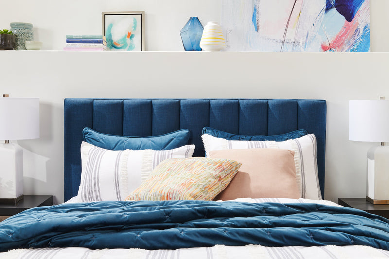 Lit plateforme rembourré Rain de Kort & Co. en tissu bleu capitonné - format lit double