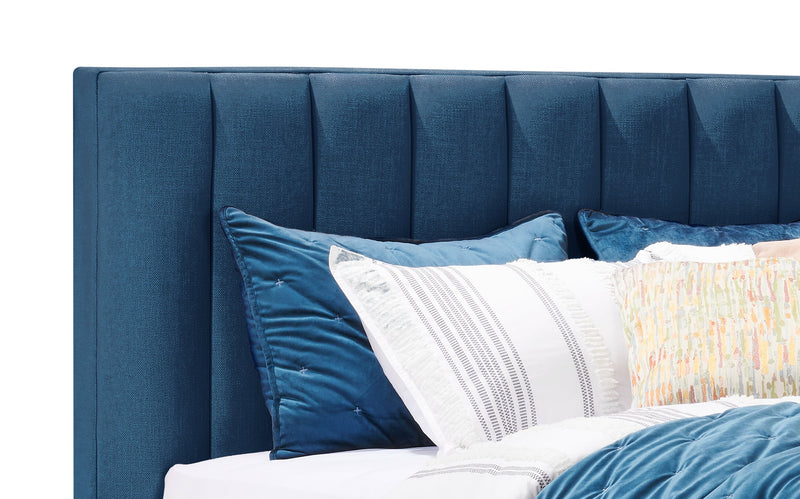 Lit plateforme rembourré Rain de Kort & Co. en tissu bleu capitonné - format lit double
