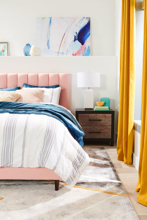 Lit plateforme rembourré Rain de Kort & Co. en tissu rose capitonné - format très grand lit