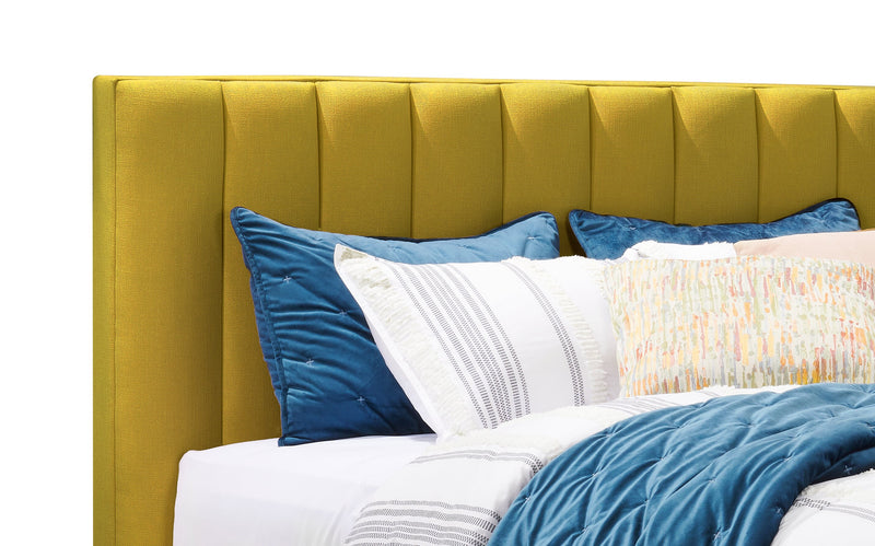 Lit plateforme rembourré Rain de Kort & Co. en tissu vert capitonné - format grand lit