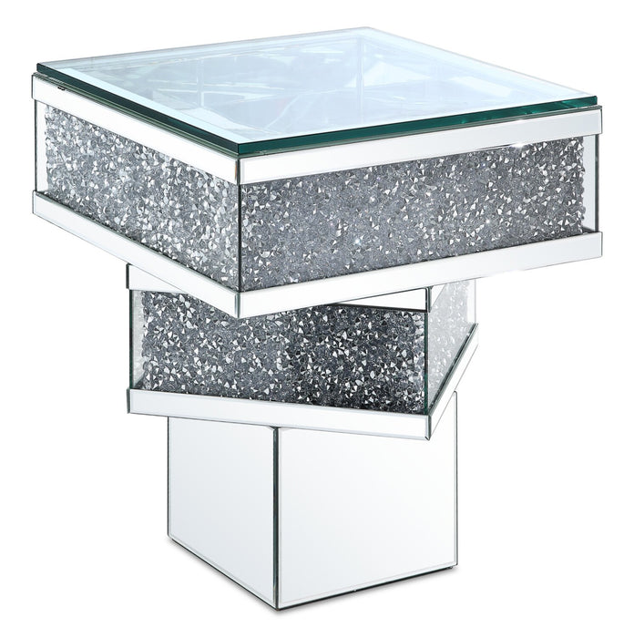 Table de bout somptueuse Rosie de 20 po avec dessus en miroir et en verre - métal argenté avec pattes à apparence de diamant
