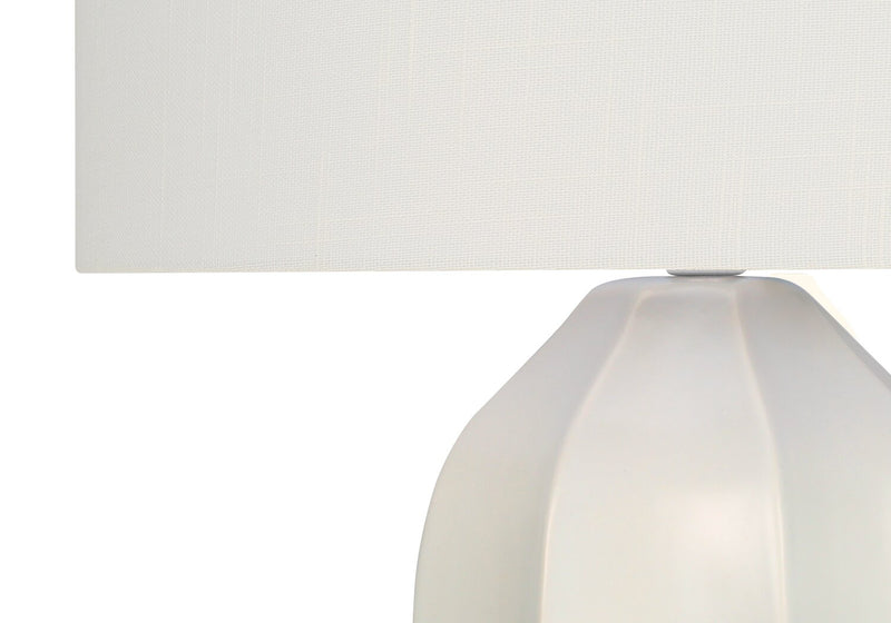 Lampe de table de 27 po en céramique crème avec abat-jour ivoire
