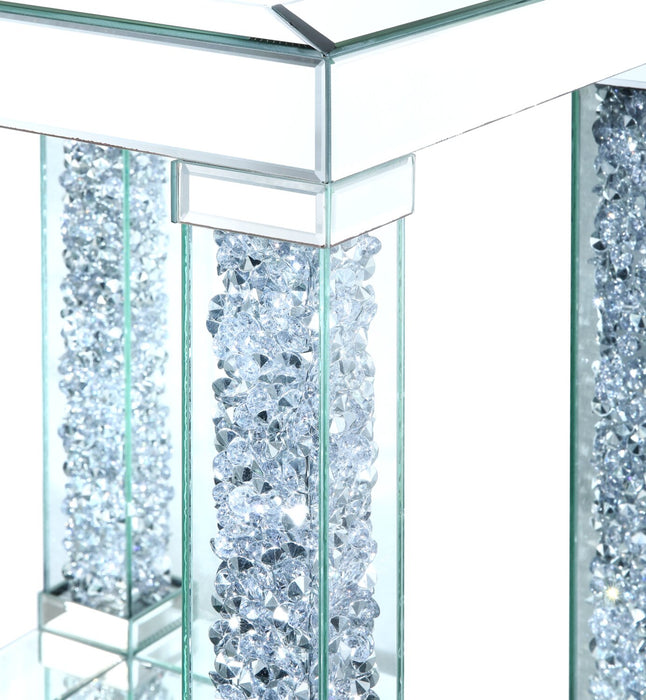 Table de salon somptueuse Berni de 47,4 po avec dessus en miroir et en verre et tablette - métal argenté avec pattes à apparence de diamant