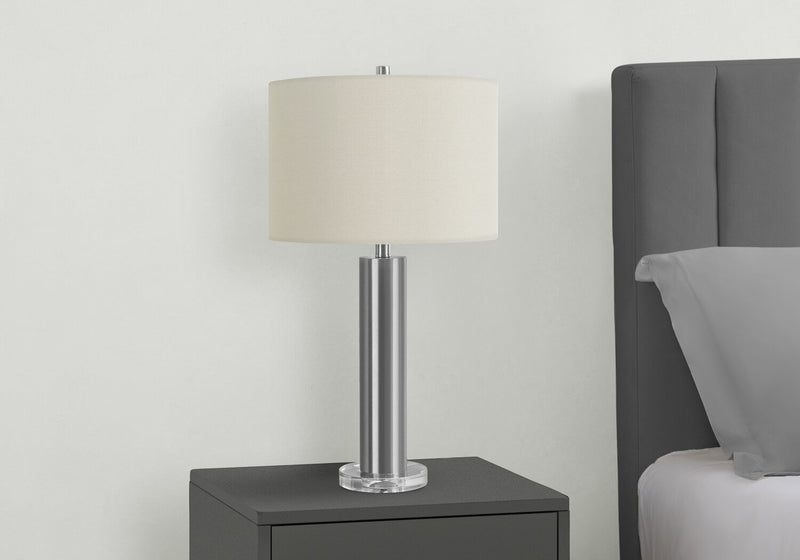 Lampe de table de 28 po en métal nickel avec base en acrylique
