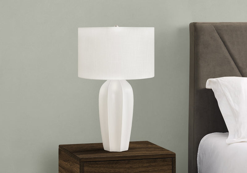 Lampe de table de 27 po en céramique crème avec abat-jour ivoire