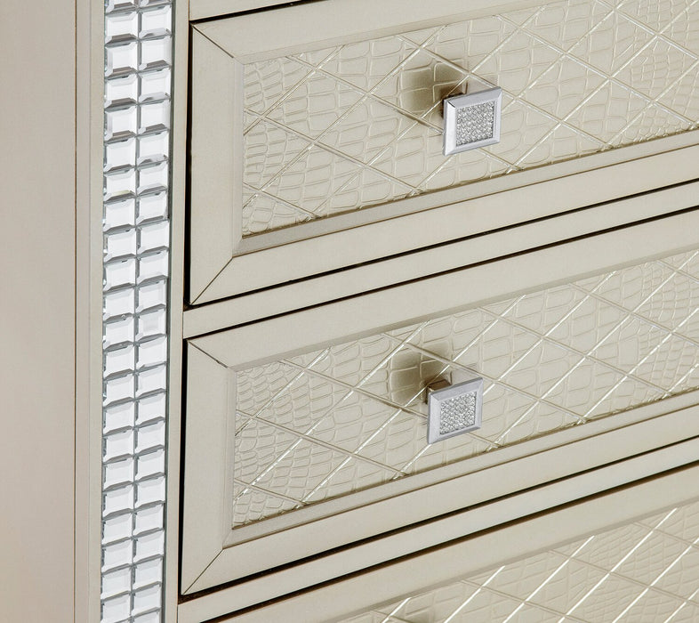 Commode verticale somptueuse Tyra de 40 po (L) x 53 po (H) à 5 tiroirs pour la chambre à coucher - champagne