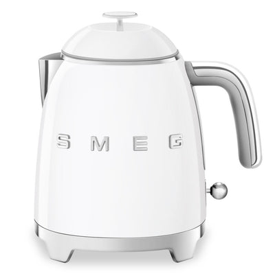 Smeg 0.8 L Mini Cordless Electric Kettle - KLF05WHUS|Mini bouilloire électrique Smeg sans fil de 0,8 l - KLF05WHUS