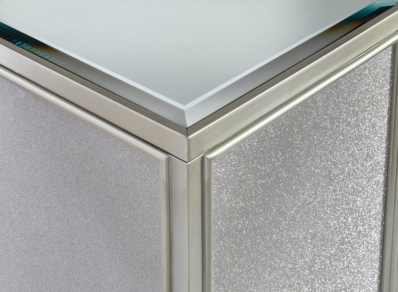 Table de bout carrée somptueuse Enrica de 16,13 po avec dessus en verre - fini argenté