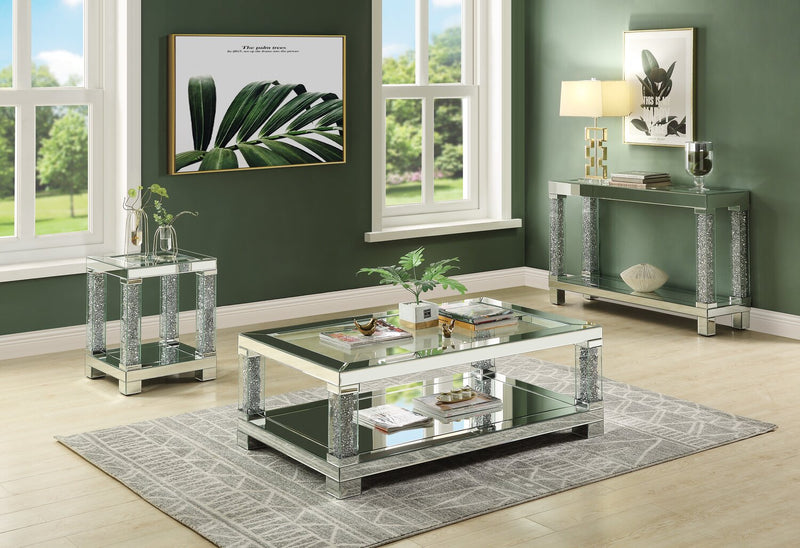 Table de salon somptueuse Berni de 47,4 po avec dessus en miroir et en verre et tablette - métal argenté avec pattes à apparence de diamant